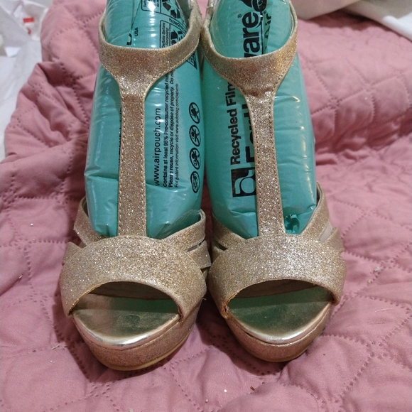 Gold heels - Picture 3 of 4